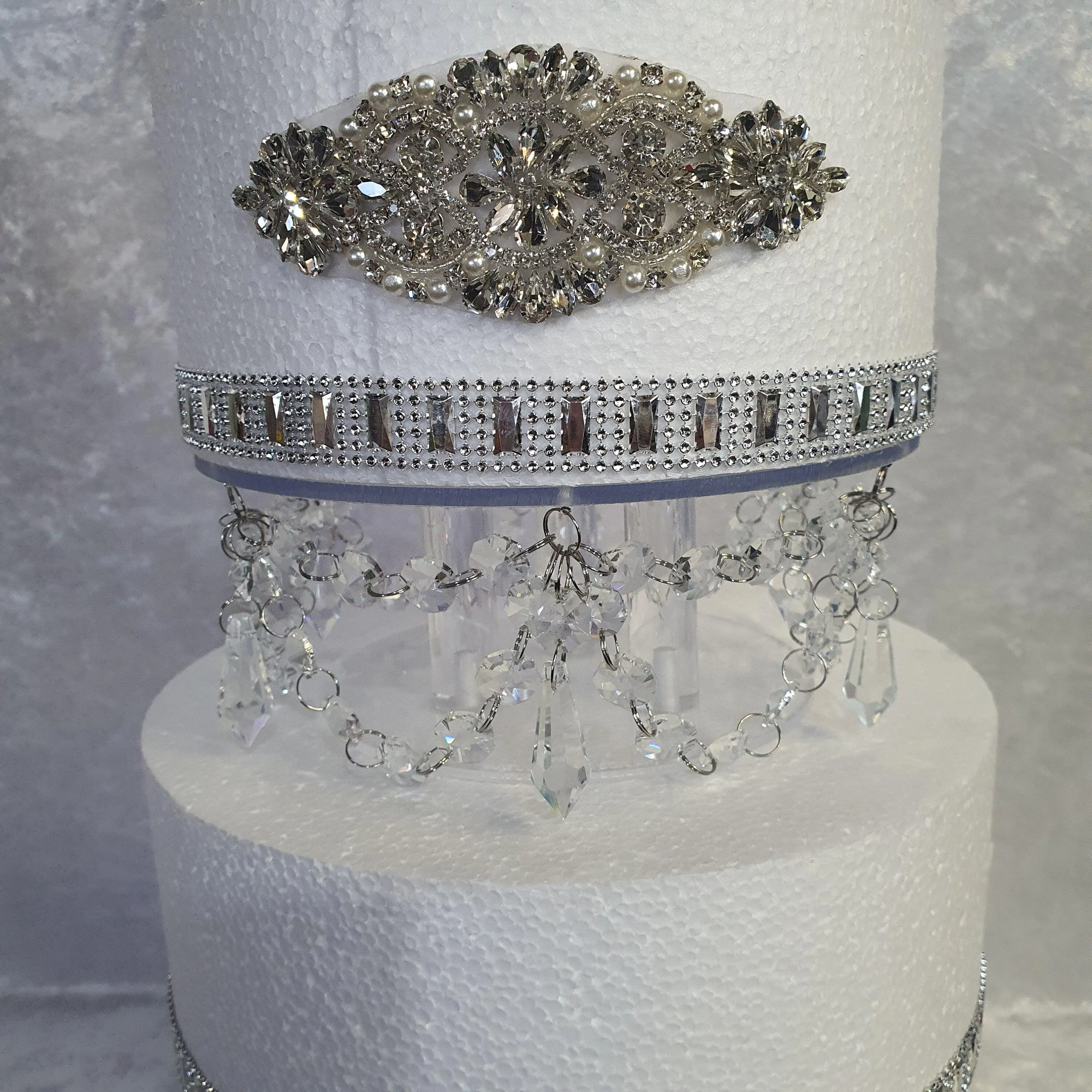 Glass slipper cake divider plus 2 crystal dividers - set of 3 pieces 8" 10" 12" with LED lights. by Crystal wedding uk